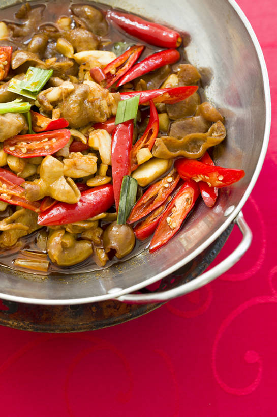 无人,竖图,特写,吃饭,晚餐,午餐,静物,餐具,北京,中国,春节,新年,亚洲,丰富,鲜艳,炒,肉,熟食,香料,美味,食品,饮品,传统,干锅,剁椒,饮食,餐饮,桌布,食物,饮料,红色,中国菜,摄影,膳食,可口,清新,中国文化,肉制品,东亚,主菜,适口,四川菜,红辣椒,彩图,高角度拍摄,传统文化,干锅肥肠,bj175