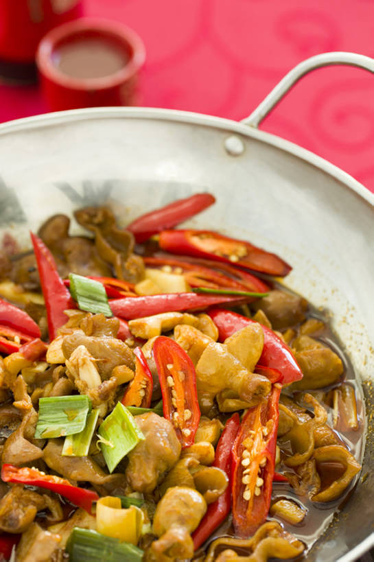 无人,竖图,特写,吃饭,晚餐,午餐,静物,餐具,北京,中国,春节,新年,亚洲,丰富,鲜艳,炒,肉,熟食,香料,美味,食品,饮品,传统,干锅,剁椒,饮食,餐饮,桌布,食物,饮料,红色,中国菜,摄影,膳食,可口,清新,中国文化,肉制品,东亚,主菜,适口,四川菜,红辣椒,彩图,高角度拍摄,传统文化,干锅肥肠,bj175