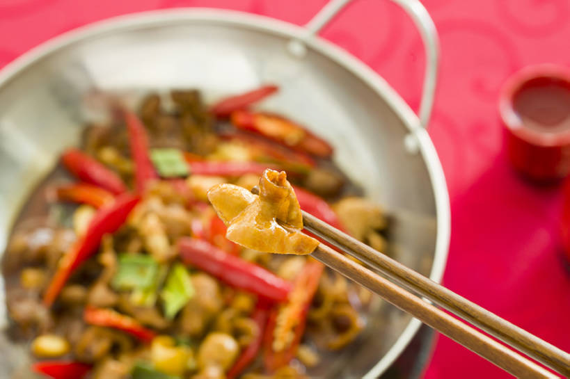 无人,捏,横图,特写,吃饭,晚餐,午餐,筷子,静物,餐具,北京,中国,春节,新年,亚洲,丰富,鲜艳,炒,肉,熟食,香料,美味,食品,酒类,饮品,传统,干锅,剁椒,饮食,餐饮,桌布,食物,饮料,红色,酒杯,中国菜,摄影,膳食,可口,清新,中国文化,肉制品,东亚,主菜,适口,四川菜,红辣椒,彩图,高角度拍摄,传统文化,干锅肥肠,bj175