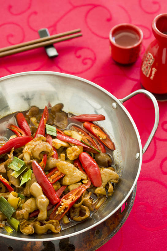 无人,竖图,特写,吃饭,晚餐,午餐,筷子,静物,餐具,北京,中国,春节,新年,亚洲,丰富,鲜艳,炒,肉,熟食,香料,美味,食品,酒类,米酒,饮品,传统,干锅,剁椒,饮食,餐饮,酒,酒瓶,桌布,食物,饮料,红色,酒杯,中国菜,摄影,筷子架,膳食,可口,清新,中国文化,肉制品,东亚,主菜,适口,四川菜,江米酒,醪糟,糯米酒,红辣椒,彩图,高角度拍摄,传统文化,干锅肥肠,bj175