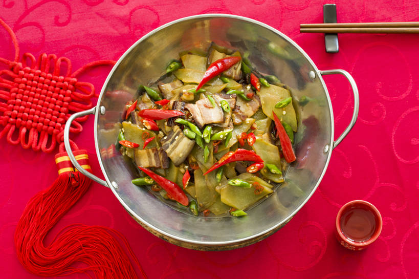 无人,横图,俯视,特写,吃饭,晚餐,午餐,筷子,芦笋,静物,餐具,北京,中国,春节,新年,亚洲,丰富,装饰,鲜艳,炒,肉,熟食,香料,美味,食品,酒类,米酒,饮品,传统,干锅,剁椒,腊肉,饮食,餐饮,酒,桌布,食物,饮料,红色,酒杯,中国结,中国菜,摄影,筷子架,膳食,可口,清新,中国文化,腌肉,肉制品,东亚,主菜,适口,江米酒,醪糟,糯米酒,红辣椒,彩图,传统文化,bj175