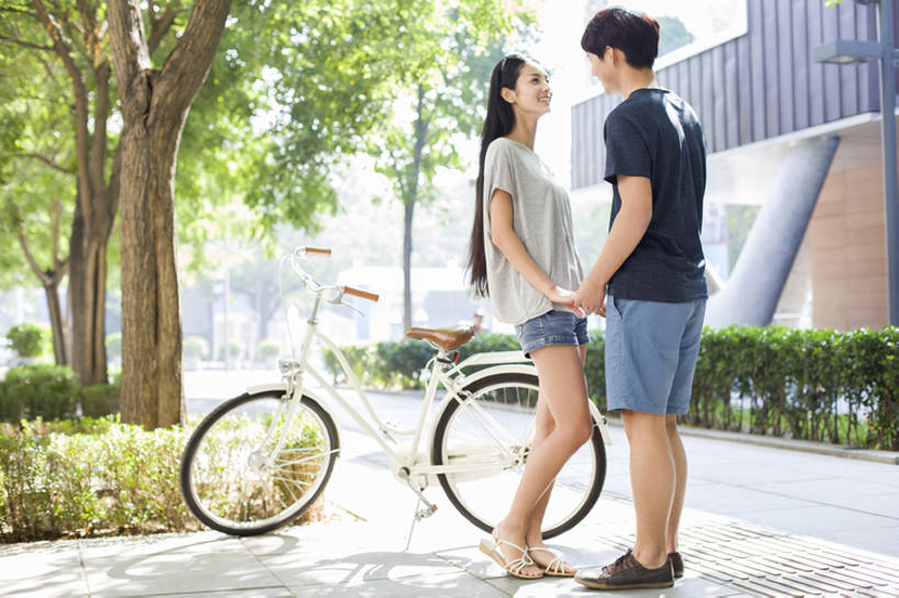 东方人,成年人,两个人,学生,笑,微笑,露齿笑,横图,室外,白天,侧面,爱情,时尚,快乐,自由,幸福,城市,自行车,北京,日光,中国,亚洲,连接,握,浪漫,单车,休闲装,现代,校园,树,站着,休闲,温暖,温馨,面对面,恩爱,放松,活力,亲密,握着,约会,恋人,摄影,生活方式,和睦,享乐,逆光,东亚,陪同,陪伴,无忧无虑,男人,男性,年轻男性,年轻女性,女人,女性,亚洲人,中国人,年轻人,情侣,大学生,休闲活动,手牵手,彩图,全身,爱,欢乐,伴侣,融洽,三里屯,摆拍,伴随,bj175