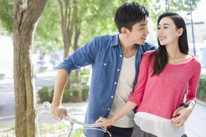 东方人,成年人,两个人,学生,笑,微笑,露齿笑,横图,室外,白天,正面,爱情,时尚,快乐,自由,幸福,城市,自行车,北京,中国,亚洲,连接,握,浪漫,单车,休闲装,现代,校园,树,靠,靠着,站着,休闲,温暖,温馨,面对面,恩爱,放松,活力,亲密,搭,握着,约会,恋人,摄影,生活方式,和睦,享乐,搭着,东亚,陪同,陪伴,无忧无虑,男人,男性,年轻男性,年轻女性,女人,女性,亚洲人,中国人,年轻人,情侣,大学生,休闲活动,手牵手,拥抱,半身,彩图,爱,欢乐,伴侣,融洽,三里屯,摆拍,伴随,bj175