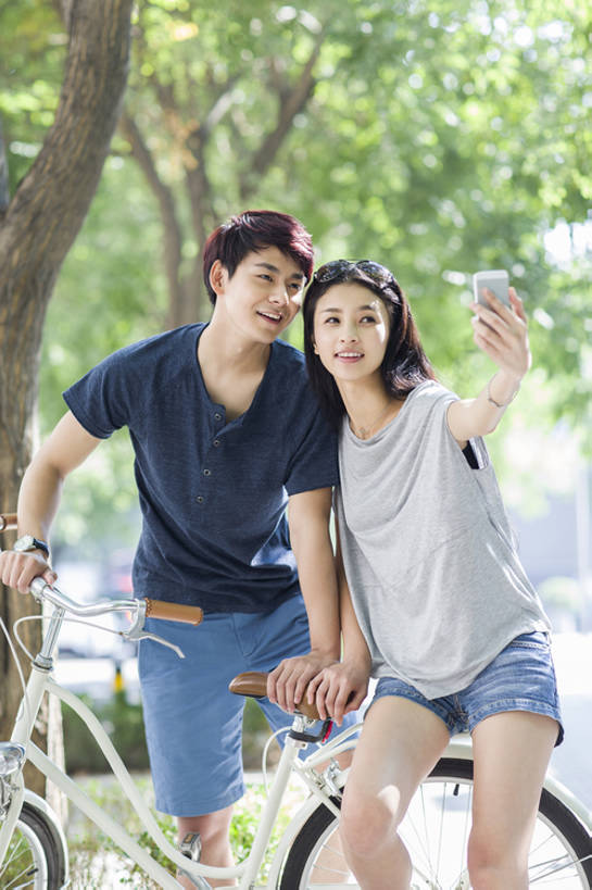 东方人,成年人,两个人,学生,笑,微笑,露齿笑,竖图,室外,白天,正面,爱情,时尚,快乐,自由,幸福,城市,自行车,手机,北京,中国,亚洲,连接,弯腰,握,并排,浪漫,单车,休闲装,现代,校园,树,拍照,太阳镜,站着,休闲,温暖,温馨,恩爱,放松,活力,亲密,握着,约会,恋人,摄影,生活方式,和睦,享乐,智能手机,东亚,陪同,陪伴,无忧无虑,男人,男性,年轻男性,年轻女性,女人,女性,亚洲人,中国人,年轻人,情侣,大学生,休闲活动,张开手臂,坐着,彩图,爱,欢乐,照相,伴侣,融洽,三里屯,摆拍,伴随,bj175