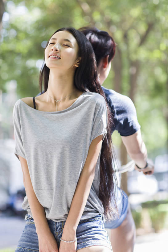 东方人,成年人,两个人,学生,笑,微笑,露齿笑,竖图,室外,白天,正面,爱情,时尚,快乐,自由,幸福,城市,自行车,北京,中国,亚洲,连接,握,浪漫,单车,休闲装,现代,校园,树,骑,休闲,温暖,温馨,恩爱,放松,活力,乐趣,亲密,背对背,握着,约会,恋人,摄影,生活方式,和睦,享乐,东亚,陪同,陪伴,无忧无虑,男人,男性,年轻男性,年轻女性,女人,女性,亚洲人,中国人,年轻人,长发,情侣,大学生,休闲活动,闭着眼睛,仰头,坐着,彩图,欢乐,伴侣,融洽,三里屯,摆拍,伴随,bj175