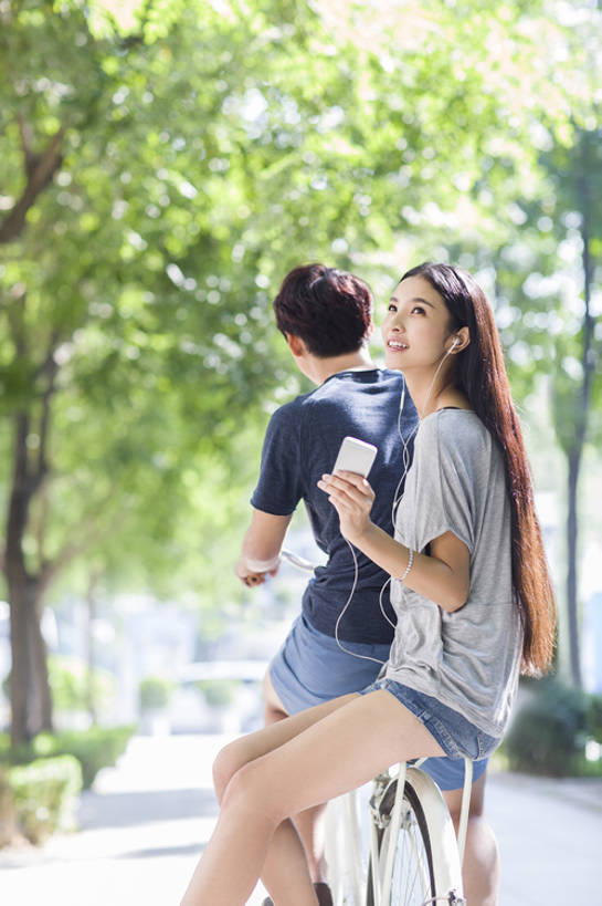 东方人,成年人,两个人,学生,笑,微笑,露齿笑,竖图,室外,白天,侧面,爱情,时尚,快乐,自由,幸福,城市,自行车,手机,北京,中国,亚洲,连接,握,浪漫,单车,休闲装,现代,校园,树,骑,向上看,休闲,温暖,温馨,恩爱,放松,活力,乐趣,亲密,想,握着,约会,恋人,摄影,生活方式,和睦,享乐,逆光,智能手机,东亚,陪同,陪伴,无忧无虑,男人,男性,年轻男性,年轻女性,女人,女性,亚洲人,中国人,年轻人,长发,情侣,大学生,休闲活动,坐着,彩图,欢乐,伴侣,融洽,三里屯,摆拍,伴随,bj175