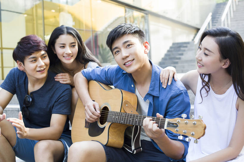 东方人,成年人,四个人,学生,笑,微笑,露齿笑,横图,室外,白天,正面,爱情,时尚,快乐,自由,友谊,幸福,分享,信心,城市,北京,中国,亚洲,表演,连接,弯腰,握,并排,吉他,乐器,弦乐器,浪漫,音乐,弹奏,听,演奏,休闲装,表演者,现代,台阶,休闲,温暖,温馨,同学,恩爱,放松,活力,亲密,搭,弹琴,握着,唱歌,约会,恋人,摄影,生活方式,唱,和睦,享乐,搭着,弹拨弦鸣乐器,爱好,演唱,吉他手,音乐人,歌唱,东亚,陪同,奏琴,抚琴,技能,陪伴,无忧无虑,男人,男性,年轻男性,年轻女性,女人,女性,亚洲人,中国人,年轻人,情侣,大学生,休闲活动,坐着,彩图,欢乐,伴侣,融洽,弹拨弦乐器,三里屯,拨弦乐器,弹拨乐器,伴随,bj175