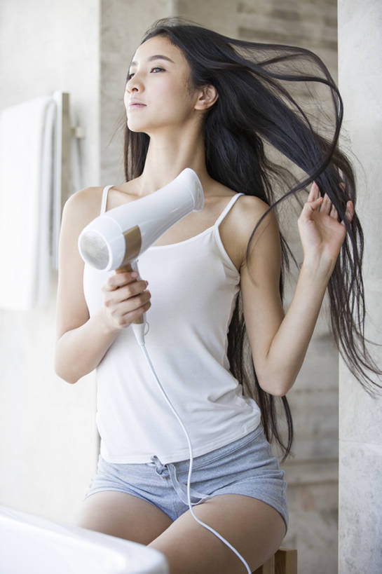 东方人,成年人,头发,一个人,家庭,家,摸,竖图,室内,白天,正面,美容,时尚,浴室,城市,北京,中国,亚洲,仅一个年轻女性,仅一个女性,仅一个人,抚摸,湿,握,背心,房屋,公寓,美丽,休闲装,干净,现代,吹气,黑色,吹风机,休闲,健康,温暖,温馨,一家人,放松,握着,摄影,生活方式,皮肤,光滑,干,和睦,住房,早晨,清新,东亚,纯净,美发用品,柔和,细腻,平滑,美化,烘干,年轻女性,女人,女性,亚洲人,中国人,年轻人,长发,发型,直发,触摸,接触,坐着,彩图,魅力,融洽,美人,例行公事,摆拍,bj175