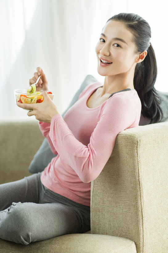 东方人,成年人,一个人,家庭,家,客厅,笑,吃,微笑,露齿笑,竖图,室内,白天,正面,早餐,快乐,幸福,窗户,窗帘,沙发,苹果,猕猴桃,水果,北京,中国,亚洲,仅一个年轻女性,仅一个女性,仅一个人,握,睡衣,叉,房屋,公寓,沙拉,美味,食品,注视,休闲装,现代,水果沙拉,饮食,容器,碗,观察,看,靠,靠着,保养,休闲,健康,舒服,温暖,温馨,一家人,放松,握着,保健,摄影,有机食品,生活方式,水果盘,观看,储藏,和睦,察看,起居室,舒适,享乐,早晨,储存,关注,房地产,肖像,东亚,健康食物,软垫,无忧无虑,年轻女性,女人,女性,亚洲人,中国人,年轻人,玻璃杯,桔子,圣女果,坐着,彩图,欢乐,融洽,贮存,bj175