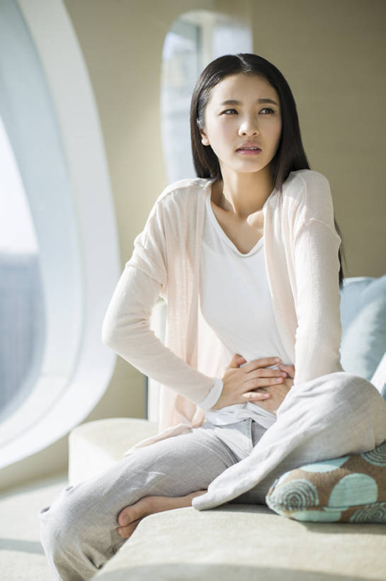 东方人,成年人,腹部,胃,一个人,家,客厅,推,竖图,室内,白天,正面,时尚,窗户,家具,沙发,城市,北京,日光,中国,亚洲,仅一个年轻女性,仅一个女性,仅一个人,弯腰,沮丧,生气,房屋,公寓,休闲装,光脚,现代,皱眉,赤脚,愤怒,摄影,生活方式,恼怒,悲伤,疾病,月经,起居室,住房,愤慨,伤心,难过,怒气,气愤,早晨,发怒,怒火,消极,房地产,痛苦,问题,情绪,脾气,东亚,循环,忿怒,怨恨,强烈,生理,悲哀,软垫,周期,哀痛,悲戚,悲痛,气忿,虚弱,愤恨,肝火,激动,年轻女性,女人,女性,亚洲人,中国人,年轻人,触摸,坐着,彩图,全身,痉挛,症状,大姨妈,癸水,例假,胃疼,月经周期,月信,闷闷不乐,消化不良,经期综合症,bj175