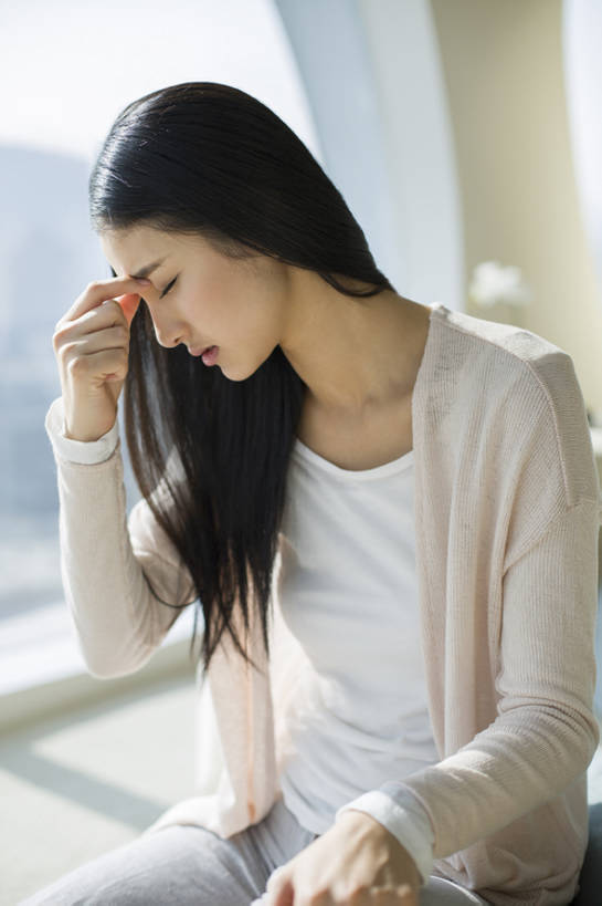 东方人,成年人,眼睛,一个人,家,客厅,竖图,室内,白天,正面,窗户,沙发,城市,北京,日光,中国,亚洲,仅一个年轻女性,仅一个女性,仅一个人,沮丧,生气,房屋,公寓,休闲装,现代,疲倦,皱眉,压力,愤怒,摄影,生活方式,恼怒,悲伤,头痛,疾病,疲劳,起居室,住房,愤慨,伤心,难过,怒气,疲惫,气愤,早晨,发怒,怒火,消极,房地产,痛苦,问题,情绪,困乏,脾气,东亚,忿怒,怨恨,强烈,疲乏,悲哀,委顿,疲困,疲顿,疲钝,倦怠,怠倦,哀痛,悲戚,悲痛,气忿,虚弱,愤恨,肝火,激动,年轻女性,女人,女性,亚洲人,中国人,年轻人,闭着眼睛,触摸,坐着,彩图,症状,闷闷不乐,bj175