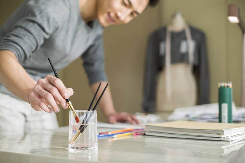 东方人,成年人,一个人,商务人士,设计师,裁缝,办公室,家,笑,微笑,露齿笑,横图,室内,白天,正面,商务,时尚,快乐,幸福,集体,信心,技术,桌子,城市,笔筒,纺织品,北京,中国,亚洲,仅一个男性,仅一个人,弯腰,握,准备,工作,人造模特,纸,房屋,办公用品,利益,注视,休闲装,现代,书桌,文具,仅一个年轻男性,衣服,笔记本,画笔,卷尺,铅笔,容器,学习用品,观察,看,站着,职业,独立,团体,器皿,握着,创意,摄影,奋斗,生活方式,道具,观看,技巧,储藏,灵感,女装,文具用品,愿望,察看,组织,创造力,专心,调色板,享乐,工作室,储存,关注,着色,努力,手艺,忙碌,草图,创新,东亚,服装模特,时装模特,模特道具,时装道具,展示道具,服装模特道具,陈列道具,新意,理想,式样,技能,技艺,想法,美术工艺,企业家,插笔器具,文房用具,认真,男人,男性,年轻男性,亚洲人,中国人,年轻人,白领,美术设计员,设计,设计家,设计者,玻璃杯,画画,彩图,欢乐,妙技,贮存,彩色铅笔,本领,纺织工业,产品设计,浸渍,bj175