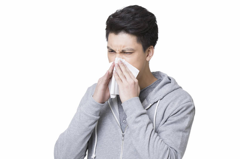 东方人,成年人,鼻子,一个人,捏,横图,抠图,白色背景,正面,北京,中国,亚洲,仅一个男性,仅一个人,擦,握,捏着,休闲装,仅一个年轻男性,纸巾,站着,皱眉,握着,摄影,感冒,疾病,痛苦,恶心,东亚,虚弱,男人,男性,年轻男性,亚洲人,中国人,年轻人,鼻,鼻孔,半身,彩图,影棚拍摄,打喷嚏,感冒病毒,bj175