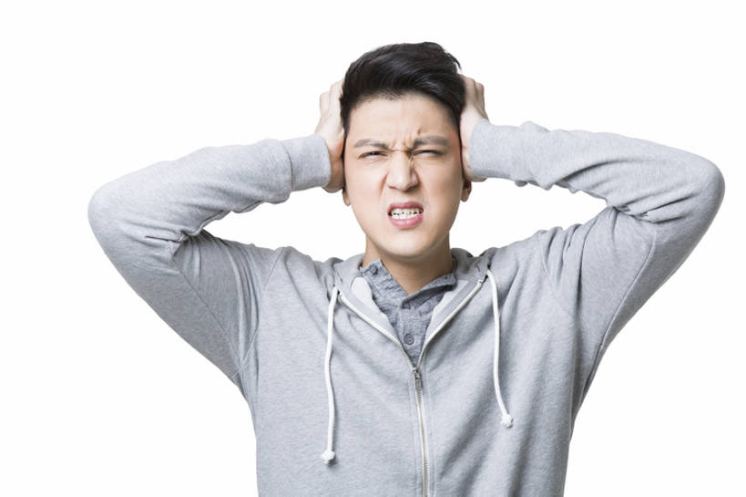 东方人,成年人,一个人,摸,横图,抠图,白色背景,正面,失败,北京,中国,亚洲,仅一个男性,仅一个人,抚摸,沮丧,生气,休闲装,现代,仅一个年轻男性,站着,表情,皱眉,压力,愤怒,摄影,悲伤,头痛,疾病,伤心,绝望,难过,忧虑,消极,痛苦,扮鬼脸,问题,情绪,东亚,挫败,悲哀,哀痛,悲戚,悲痛,虚弱,男人,男性,年轻男性,亚洲人,中国人,年轻人,触摸,接触,半身,彩图,影棚拍摄,bj175