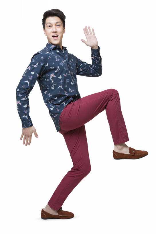 东方人,成年人,一个人,站,跑,伸展双臂,笑,微笑,露齿笑,竖图,抠图,白色背景,侧面,衬衫,时尚,快乐,幸福,北京,中国,亚洲,仅一个男性,仅一个人,半空,抬腿,注视,现代,仅一个年轻男性,观察,看,站着,张嘴,表情,活力,夸张,乐趣,淘气,摄影,观看,张开双腿,幽默,单腿,察看,享乐,关注,张大嘴巴,东亚,展开双腿,男人,男性,年轻男性,亚洲人,中国人,年轻人,张开嘴,敞开双臂,伸开双臂,展开双肩,站立,张开手臂,张开双臂,彩图,全身,影棚拍摄,欢乐,伸展双腿,摆拍,bj175