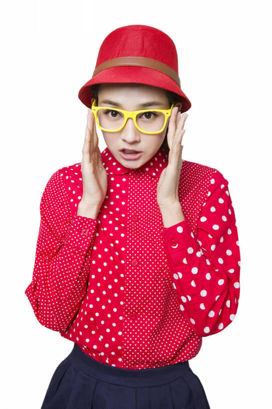 东方人,成年人,一个人,竖图,抠图,白色背景,正面,时尚,帽子,北京,中国,亚洲,仅一个年轻女性,仅一个女性,仅一个人,咬,沮丧,生气,眼镜,注视,现代,观察,看,站着,表情,愤怒,摄影,观看,幽默,恼怒,悲伤,咬着,察看,愤慨,伤心,难过,怒气,气愤,忧虑,发怒,关注,怒火,消极,情绪,脾气,东亚,忿怒,怨恨,强烈,挫败,悲哀,哀痛,悲戚,悲痛,气忿,愤恨,肝火,激动,年轻女性,女人,女性,亚洲人,中国人,年轻人,触摸,彩图,影棚拍摄,装扮,闷闷不乐,bj175