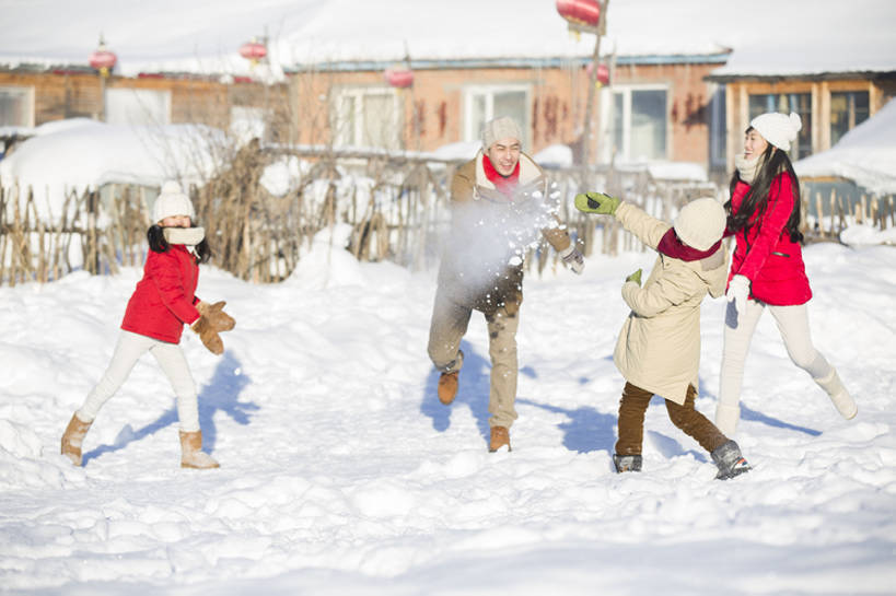 东方人,儿童,成年人,四个人,家庭,夫妻,丈夫,妻子,父母,母亲,父亲,女儿,儿子,兄弟,姐妹,站,笑,微笑,露齿笑,横图,室外,白天,正面,爱情,旅游,度假,快乐,幸福,纯洁,美景,雪,标志建筑,地标,建筑,帽子,照明,中国,春节,亚洲,握,风俗,节日,庆祝,装饰,灯笼,栅栏,纸灯笼,房屋,景观,乡村,冬天,建筑群,浪漫,玩,休闲装,娱乐,建设,现代,传统,小孩,红色,白色,自然,手套,围巾,灯具,站着,享受,休闲,温暖,温馨,父子,母子,一家人,面对面,景色,恩爱,放松,父爱,寒冷,活力,精神,可爱,乐趣,母爱,亲密,童年,童趣,握着,恋人,摄影,生长,生活方式,围脖,张开双腿,保暖,华丽,照亮,点缀,和睦,住房,雪球,享乐,仪式,御寒,照明设备,中国文化,自然风光,亲情,典礼,户外活动,童真,东亚,烂漫,无邪,东亚文化,陪同,黑龙江,衬托,美观,雅致,雅观,编织帽,牡丹江,冬季运动,元旦,制度,陪伴,展开双腿,无忧无虑,天真,男孩,男人,男性,年轻男性,年轻女性,女孩,女人,女性,亚洲人,中国人,孩子,年轻人,夫妇,情侣,扔,站立,张开手臂,彩图,全身,欢乐,雪靴,伴侣,融洽,男生,居住区,伸展双腿,传统文化,冬衣,雪乡,闪避,传统节日,伴随,bj175