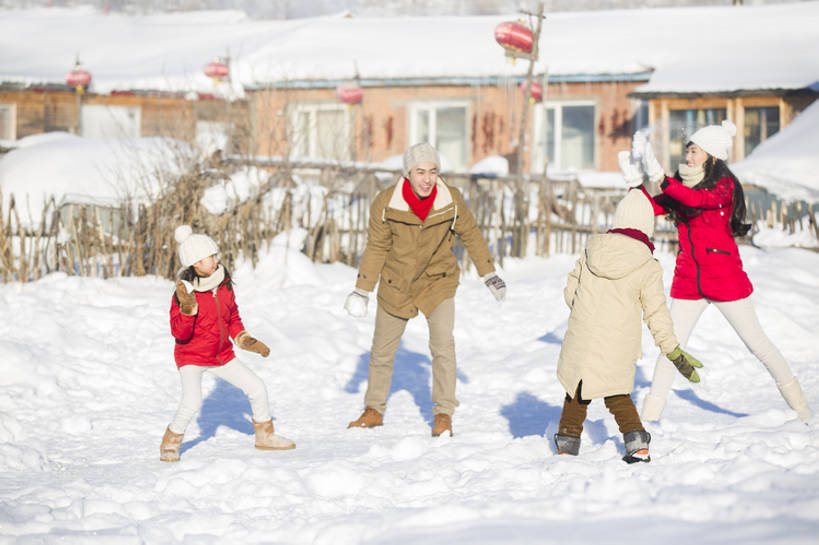 东方人,儿童,成年人,四个人,家庭,夫妻,丈夫,妻子,父母,母亲,父亲,女儿,儿子,兄弟,姐妹,站,笑,微笑,露齿笑,横图,室外,白天,正面,爱情,旅游,度假,快乐,幸福,纯洁,美景,雪,标志建筑,地标,建筑,帽子,照明,中国,春节,亚洲,握,风俗,节日,庆祝,装饰,灯笼,栅栏,纸灯笼,房屋,景观,乡村,冬天,建筑群,浪漫,玩,休闲装,娱乐,建设,现代,传统,小孩,红色,白色,自然,手套,围巾,灯具,站着,享受,休闲,温暖,温馨,父子,母子,一家人,面对面,景色,恩爱,放松,父爱,寒冷,活力,精神,可爱,乐趣,母爱,亲密,童年,童趣,握着,恋人,摄影,生长,生活方式,围脖,张开双腿,保暖,华丽,照亮,点缀,和睦,住房,雪球,享乐,仪式,御寒,照明设备,中国文化,自然风光,亲情,瞄准,典礼,户外活动,童真,东亚,烂漫,无邪,东亚文化,陪同,黑龙江,衬托,美观,雅致,雅观,编织帽,牡丹江,冬季运动,元旦,制度,陪伴,展开双腿,无忧无虑,天真,男孩,男人,男性,年轻男性,年轻女性,女孩,女人,女性,亚洲人,中国人,孩子,年轻人,夫妇,情侣,扔,站立,张开手臂,彩图,全身,欢乐,雪靴,伴侣,融洽,男生,居住区,伸展双腿,传统文化,冬衣,雪乡,闪避,传统节日,伴随,bj175