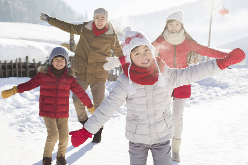 东方人,婴儿,儿童,成年人,四个人,家庭,夫妻,丈夫,妻子,父母,母亲,父亲,女儿,儿子,兄弟,姐妹,站,举,笑,微笑,露齿笑,横图,室外,白天,正面,爱情,旅游,度假,快乐,幸福,纯洁,美景,雪,标志建筑,地标,建筑,路,帽子,中国,春节,亚洲,风俗,节日,庆祝,装饰,栅栏,房屋,景观,乡村,冬天,建筑群,小路,浪漫,玩,注视,休闲装,娱乐,建设,现代,传统,小孩,红色,白色,自然,手套,围巾,观察,看,托,站着,享受,休闲,温暖,温馨,父子,母子,一家人,景色,恩爱,放松,父爱,寒冷,活力,精神,可爱,乐趣,母爱,亲密,童年,童趣,恋人,摄影,活泼,生长,生活方式,围脖,观看,保暖,华丽,点缀,和睦,察看,住房,享乐,仪式,御寒,关注,中国文化,自然风光,亲情,宝宝,典礼,户外活动,童真,东亚,纯真,烂漫,无邪,东亚文化,陪同,黑龙江,衬托,美观,雅致,雅观,编织帽,牡丹江,元旦,制度,陪伴,无忧无虑,伶俐,天真,男孩,男人,男性,年轻男性,年轻女性,女孩,女人,女性,亚洲人,中国人,孩子,年轻人,夫妇,情侣,举起,举手,举着,向上举,向上伸,向上托,站立,张开手臂,彩图,欢乐,伴侣,融洽,男生,居住区,传统文化,冬衣,雪乡,摆拍,传统节日,伴随,bj175