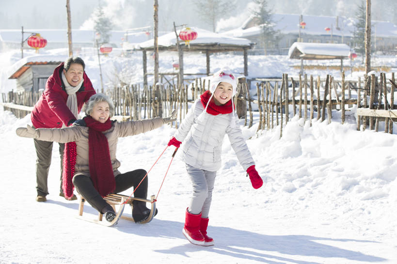 东方人,儿童,成年人,老年人,三个人,家庭,丈夫,妻子,祖父母,祖母,祖父,站,拉,推,笑,微笑,露齿笑,横图,室外,白天,正面,旅游,度假,快乐,幸福,纯洁,美景,雪,路,帽子,照明,中国,春节,亚洲,连接,握,滑,风俗,节日,庆祝,装饰,灯笼,栅栏,纸灯笼,房屋,景观,冬天,小路,玩,休闲装,娱乐,传统,小孩,红色,白色,自然,手套,围巾,灯具,站着,享受,休闲,健康,温暖,景色,放松,寒冷,活力,精神,可爱,乐趣,亲密,童年,童趣,无辜,握着,摄影,生长,生活方式,围脖,祖孙,保暖,华丽,雪橇,照亮,点缀,住房,享乐,仪式,御寒,照明设备,关爱,中国文化,自然风光,亲情,典礼,户外活动,童真,东亚,烂漫,无邪,陪同,黑龙江,衬托,美观,雅致,雅观,编织帽,牡丹江,冬季运动,元旦,制度,陪伴,无忧无虑,天真,老年男性,老年女性,男孩,男人,男性,女孩,女人,女性,亚洲人,中国人,孩子,情侣,孙女,休闲活动,步行,站立,张开手臂,坐着,彩图,全身,欢乐,和蔼,男生,居住区,传统文化,冬衣,雪乡,人老心不老,传统节日,伴随,bj175