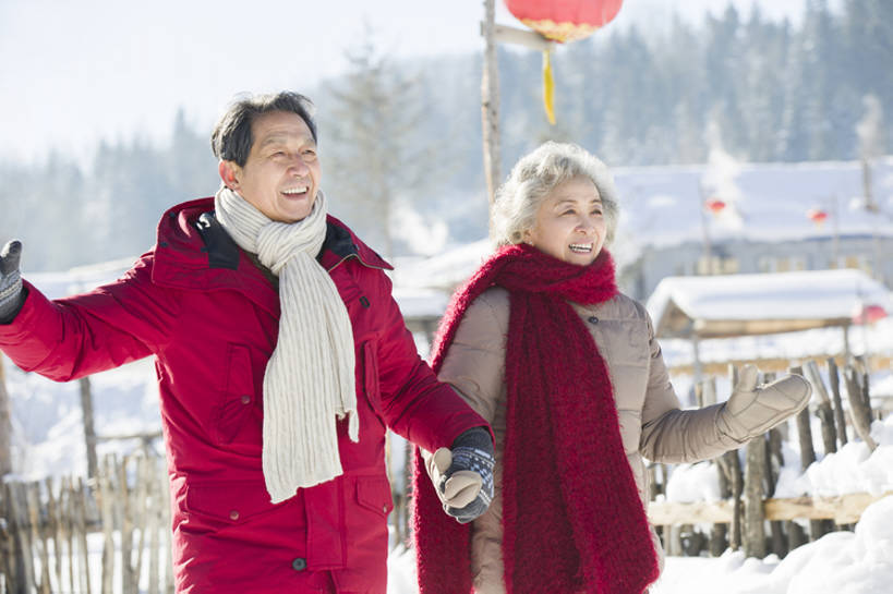 东方人,成年人,老年人,两个人,丈夫,妻子,举,笑,微笑,露齿笑,横图,室外,白天,正面,旅游,度假,快乐,幸福,美景,雪,标志建筑,地标,建筑,照明,中国,春节,亚洲,连接,风俗,节日,庆祝,装饰,并排,灯笼,栅栏,纸灯笼,房屋,景观,乡村,冬天,建筑群,休闲装,娱乐,建设,现代,传统,红色,白色,自然,手套,围巾,灯具,托,享受,休闲,温暖,景色,放松,寒冷,活力,精神,亲密,摄影,生活方式,围脖,保暖,华丽,照亮,点缀,住房,享乐,仪式,御寒,照明设备,中国文化,自然风光,问候,典礼,户外活动,东亚,东亚文化,陪同,黑龙江,衬托,美观,雅致,雅观,牡丹江,元旦,制度,陪伴,无忧无虑,老年男性,老年女性,男人,男性,女人,女性,亚洲人,中国人,情侣,休闲活动,步行,举起,举手,举着,手牵手,向上举,向上伸,向上托,半身,彩图,欢乐,居住区,传统文化,冬衣,雪乡,传统节日,伴随,bj175