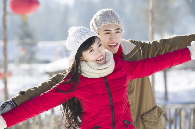 东方人,成年人,两个人,丈夫,妻子,笑,微笑,露齿笑,横图,室外,白天,正面,爱情,旅游,度假,快乐,幸福,美景,雪,标志建筑,地标,建筑,帽子,照明,中国,春节,亚洲,连接,风俗,节日,庆祝,装饰,灯笼,栅栏,纸灯笼,房屋,景观,乡村,冬天,建筑群,倾斜,浪漫,休闲装,娱乐,建设,现代,传统,红色,白色,自然,手套,围巾,灯具,亲昵,站着,享受,休闲,温暖,温馨,景色,恩爱,放松,寒冷,活力,精神,亲密,恋人,摄影,生活方式,围脖,保暖,华丽,照亮,点缀,和睦,住房,享乐,仪式,御寒,照明设备,中国文化,自然风光,典礼,户外活动,东亚,东亚文化,陪同,黑龙江,衬托,美观,雅致,雅观,编织帽,牡丹江,元旦,制度,陪伴,无忧无虑,男人,男性,年轻男性,年轻女性,女人,女性,亚洲人,中国人,年轻人,情侣,休闲活动,张开手臂,半身,彩图,爱,欢乐,伴侣,融洽,居住区,传统文化,冬衣,雪乡,传统节日,伴随,bj175