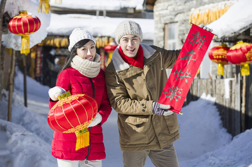 东方人,成年人,两个人,丈夫,妻子,笑,微笑,露齿笑,横图,室外,白天,正面,爱情,旅游,度假,快乐,幸福,美景,雪,门,标志建筑,地标,建筑,帽子,照明,中国,春节,对联,亚洲,握,风俗,节日,庆祝,装饰,并排,灯笼,纸灯笼,房屋,景观,乡村,冬天,建筑群,门口,浪漫,祝福,注视,休闲装,娱乐,建设,现代,传统,红色,白色,自然,手套,围巾,灯具,观察,看,站着,享受,休闲,温暖,温馨,景色,恩爱,放松,寒冷,活力,精神,亲密,握着,恋人,摄影,介绍,生活方式,围脖,观看,保暖,华丽,照亮,点缀,和睦,察看,住房,享乐,仪式,御寒,照明设备,关爱,关注,中国文化,自然风光,问候,出示,典礼,东亚,东亚文化,陪同,黑龙江,衬托,美观,雅致,雅观,编织帽,牡丹江,元旦,制度,陪伴,无忧无虑,男人,男性,年轻男性,年轻女性,女人,女性,亚洲人,中国人,年轻人,情侣,张开手臂,彩图,欢乐,拜年,伴侣,融洽,居住区,传统文化,冬衣,雪乡,传统节日,伴随,bj175