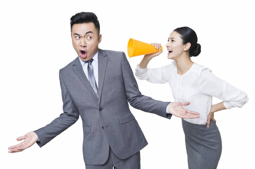 东方人,成年人,两个人,同事,商务人士,商务男性,商务女性,横图,白天,抠图,白色背景,正面,衬衫,裙子,西装,商务,成功,残酷,合作,团队,集体,信心,机器,北京,中国,亚洲,握,套装,正装,生气,冲突,工作,领带,音响,大喊,设备,喇叭,队伍,手势,站着,张嘴,职业,表情,皱眉,亲密,压力,耸肩,握着,斜视,责备,愤怒,摄影,生活方式,幽默,恼怒,悲伤,权威,领导,愤慨,伤心,难过,怒气,气愤,经理,成就,发怒,怒火,消极,扩音器,扬声器,噪声,扮鬼脸,商务装,情绪,合伙,领袖,脾气,张大嘴巴,器件,工薪阶层,东亚,陪同,忿怒,怨恨,一套,强烈,挫败,悲哀,哀痛,悲戚,悲痛,气忿,愤恨,陪伴,欺凌,肝火,能力,激动,把握,暴虐,残暴,惨酷,严酷,男人,男性,年轻男性,年轻女性,女人,女性,亚洲人,中国人,年轻人,白领,上班族,张开嘴,张开手臂,彩图,影棚拍摄,衬衣,电声换能器,打手势,掌控,伴随,bj175