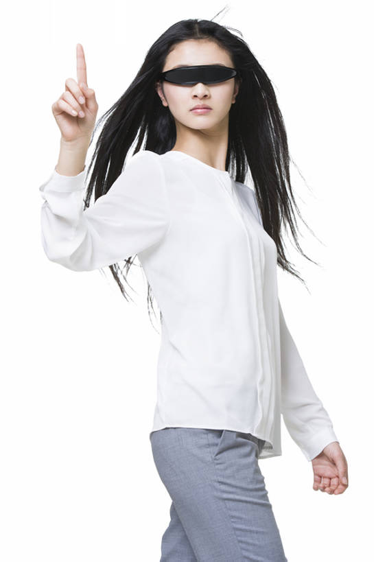 东方人,成年人,一个人,举,竖图,白天,抠图,白色背景,侧面,时尚,信心,互联网,技术,北京,中国,亚洲,仅一个年轻女性,仅一个女性,仅一个人,指,屏幕,器材,眼镜,触摸屏,休闲装,方向,现代,黑色,手势,托,站着,幻想,活力,摄影,生活方式,便利,创造力,科学技术,指着,酷,指向,效率,食指,便携式,想象,自动化,东亚,无线电技术,年轻女性,女人,女性,亚洲人,中国人,年轻人,长发,触摸,沟通,举起,举手,举着,向上举,向上伸,向上托,彩图,影棚拍摄,打手势,多媒体,传媒,bj175