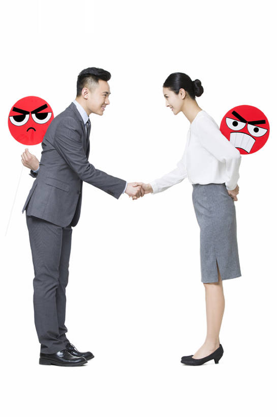 东方人,成年人,脸,头,脸颊,两个人,同事,商务人士,商务男性,商务女性,握手,笑,微笑,露齿笑,竖图,留白,抠图,白色背景,侧面,高跟鞋,衬衫,裙子,西装,商务,快乐,幸福,成功,合作,团队,集体,信心,竞争,互联网,北京,中国,亚洲,握,套装,正装,生气,冲突,圆形,标志,符号,文字,领带,标识,现代,队伍,站着,职业,概念,表情,面对面,卡通,乐趣,亲密,淘气,同意,压力,握着,摄影,生活方式,悲伤,礼节,创造力,领导,隐藏,高雅,享乐,伤心,难过,成就,标点,问候,商务装,情绪,合伙,领袖,工薪阶层,东亚,背手,陪同,一套,敌对,悲哀,红脸,哀痛,悲戚,悲痛,猜疑,陪伴,男人,男性,年轻男性,年轻女性,女人,女性,亚洲人,中国人,年轻人,头部,脸部,脸蛋,面部,白领,上班族,彩图,全身,影棚拍摄,衬衣,欢乐,文字表情,颜表情,颜文字,办公室职员,拟人,两面派,表情符号,伴随,bj175