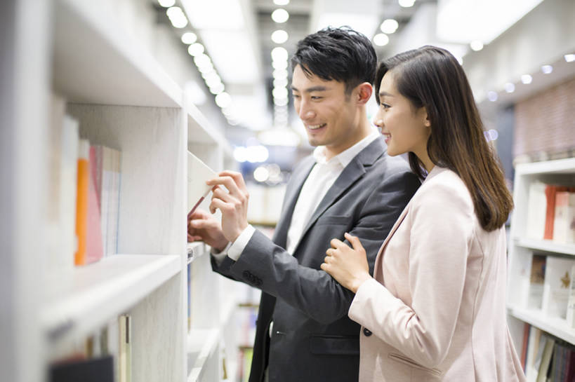 东方人,成年人,两个人,丈夫,妻子,图书馆,商店,笑,微笑,露齿笑,横图,室内,白天,侧面,爱情,购物,时尚,快乐,幸福,消费,书架,城市,北京,中国,亚洲,勾,连接,挽,握,正装,并排,浪漫,现代,顾客,架子,站着,休闲,健康,温暖,温馨,恩爱,放松,零售,亲密,勾着,握着,约会,金融,恋人,摄影,生活方式,和睦,享乐,挑选,付款,购买,爱好,选择,挽着,选购,贸易,东亚,浏览室,陪同,血拼,陪伴,男人,男性,年轻男性,年轻女性,女人,女性,亚洲人,中国人,年轻人,情侣,白领,设计,书,休闲活动,半身,彩图,欢乐,书库,图书库,公共图书馆,伴侣,融洽,阅览室,韩版,伴随,bj175