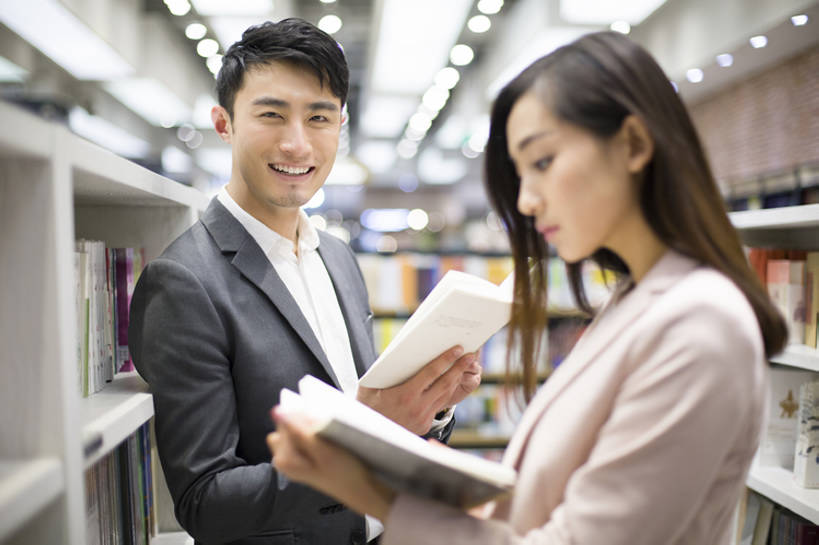 东方人,成年人,两个人,丈夫,妻子,图书馆,商店,笑,微笑,露齿笑,横图,室内,白天,侧面,爱情,购物,时尚,快乐,幸福,消费,书架,城市,北京,中国,亚洲,连接,握,正装,浪漫,注视,现代,顾客,架子,观察,看,靠,靠着,站着,休闲,健康,温暖,温馨,恩爱,放松,零售,亲密,读,握着,约会,金融,恋人,摄影,生活方式,观看,和睦,察看,享乐,挑选,付款,购买,关注,爱好,选择,选购,贸易,东亚,浏览室,陪同,血拼,陪伴,男人,男性,年轻男性,年轻女性,女人,女性,亚洲人,中国人,年轻人,情侣,白领,设计,书,休闲活动,半身,彩图,欢乐,书库,图书库,公共图书馆,伴侣,融洽,阅览室,韩版,伴随,bj175