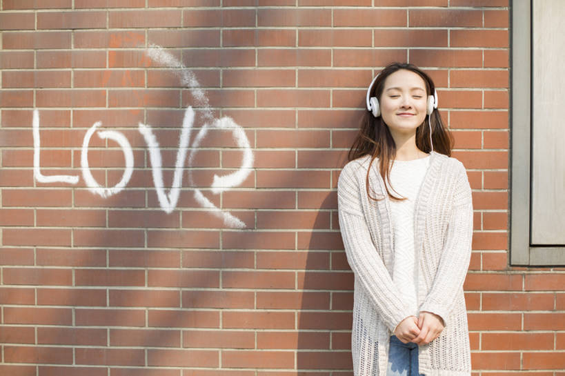 东方人,成年人,中年人,一个人,微笑,横图,室外,白天,正面,毛衣,度假,时尚,快乐,幸福,美景,城市风光,城市,北京,日光,中国,亚洲,仅一个年轻女性,仅一个女性,仅一个人,墙,景观,音乐,听,休闲装,单词,娱乐,现代,砖墙,耳麦,靠,靠着,站着,仅一个中年女性,享受,休闲,景色,放松,摄影,生活方式,享乐,都市风光,MP3播放器,东亚,无忧无虑,年轻女性,女人,女性,中年女性,亚洲人,中国人,年轻人,休闲活动,闭着眼睛,彩图,爱,欢乐,涂鸦,bj175