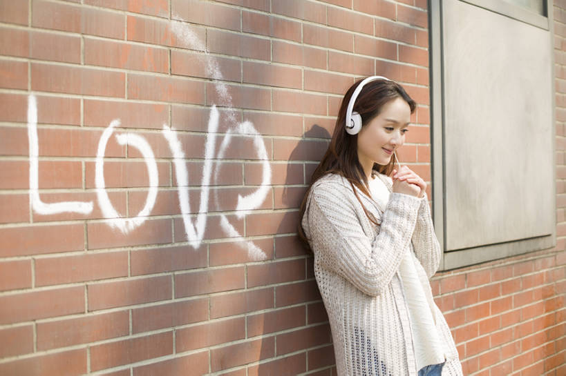 东方人,成年人,中年人,一个人,微笑,横图,室外,白天,正面,毛衣,度假,时尚,快乐,幸福,美景,城市风光,城市,北京,日光,中国,亚洲,仅一个年轻女性,仅一个女性,仅一个人,墙,景观,音乐,听,休闲装,单词,娱乐,现代,砖墙,耳麦,靠,靠着,站着,仅一个中年女性,享受,休闲,景色,放松,摄影,生活方式,享乐,都市风光,MP3播放器,东亚,无忧无虑,年轻女性,女人,女性,中年女性,亚洲人,中国人,年轻人,休闲活动,彩图,爱,欢乐,涂鸦,bj175