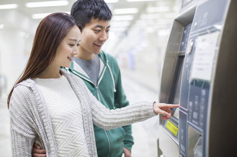 东方人,成年人,中年人,两个人,丈夫,妻子,笑,微笑,露齿笑,横图,室内,白天,正面,毛衣,爱情,度假,时尚,快乐,幸福,美景,城市风光,城市,车站,北京,中国,亚洲,连接,景观,地铁站,公共交通,交通,浪漫,休闲装,娱乐,现代,地下,站着,享受,休闲,温暖,温馨,景色,恩爱,放松,活力,亲密,搭,服务,约会,运输,恋人,摄影,生活方式,和睦,便利,公共设施,指着,享乐,效率,搭着,都市风光,购买,火车票,自动化,东亚,陪同,售票机,陪伴,无忧无虑,男人,男性,年轻男性,年轻女性,女人,女性,中年女性,亚洲人,中国人,年轻人,情侣,休闲活动,触摸,半身,彩图,欢乐,伴侣,融洽,票,伴随,bj175