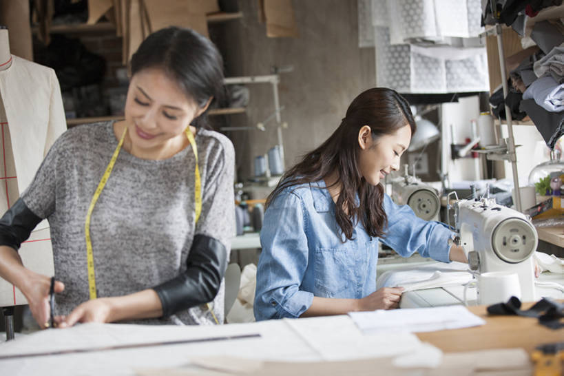 东方人,成年人,中年人,老年人,两个人,同事,商务人士,设计师,裁缝,办公室,笑,微笑,露齿笑,横图,室内,白天,侧面,商务,时尚,快乐,幸福,成功,合作,团队,集体,信心,技术,桌子,纺织品,北京,中国,亚洲,连接,握,准备,组合,工作,剪刀,器材,人造模特,利益,注视,休闲装,现代,书桌,队伍,缝纫机,衣服,尺,观察,看,职业,团体,亲密,握着,创意,摄影,奋斗,生活方式,道具,观看,技巧,缝纫,灵感,链接,愿望,察看,组织,创造力,专心,领导,装订,享乐,工作室,成就,关注,拼接,杠杆,拼凑,努力,手艺,忙碌,切断,合伙,领袖,工作台,创新,东亚,陪同,服装模特,时装模特,模特道具,时装道具,展示道具,服装模特道具,陈列道具,拼合,凑集,聚合,撮合,链结,缝合,新意,理想,式样,技能,技艺,陪伴,想法,店主,美术工艺,企业家,认真,老年女性,年轻女性,女人,女性,亚洲人,中国人,年轻人,美术设计员,设计,设计家,设计者,坐着,半身,彩图,欢乐,妙技,本领,纺织工业,产品设计,接缝,伴随,bj175