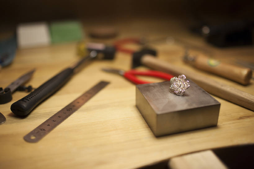 无人,办公室,横图,室内,特写,奢侈,时尚,集体,技术,桌子,静物,金属制品,珠宝,北京,中国,亚洲,装饰,金属,锤子,雕刻,工具,矿石,器材,银色,艺术品,利益,现代,装饰品,尺,耳环,工艺品,团体,财富,创意,摄影,奋斗,技巧,昂贵,贵重,愿望,组织,创造力,珠宝商,宝石,工作室,华贵,坚定,努力,手艺,工作台,创新,东亚,手工具,新意,工匠,理想,宝贵,技能,技艺,美术工艺,设计,彩图,妙技,本领,人工宝石,人造宝石,产品设计,bj175