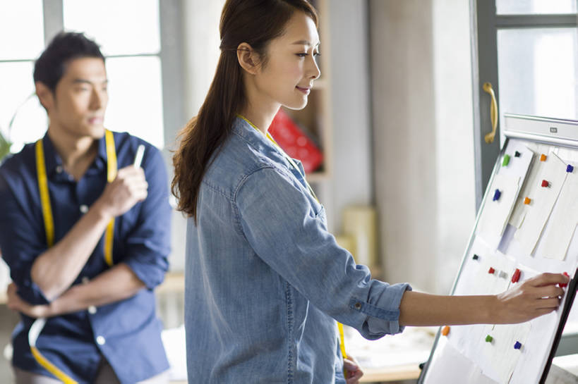 东方人,成年人,两个人,丈夫,妻子,同事,商务人士,设计师,裁缝,办公室,微笑,横图,室内,白天,侧面,爱情,商务,时尚,快乐,幸福,成功,合作,团队,集体,信心,计划,技术,窗户,纺织品,北京,中国,亚洲,握,准备,工作,粘住,告示牌,纸,利益,浪漫,休闲装,现代,队伍,布告栏,白板,卷尺,站着,职业,温暖,温馨,团体,恩爱,规划,亲密,握着,恋人,创意,摄影,奋斗,生活方式,技巧,灵感,和睦,愿望,组织,创造力,专心,领导,享乐,工作室,成就,努力,手艺,忙碌,合伙,领袖,草图,创新,东亚,陪同,新意,理想,式样,技能,技艺,陪伴,想法,美术工艺,企业家,认真,男人,男性,年轻男性,年轻女性,女人,女性,亚洲人,中国人,年轻人,情侣,美术设计员,设计,设计家,设计者,张开手臂,半身,彩图,欢乐,妙技,伴侣,融洽,本领,纺织工业,产品设计,伴随,bj175