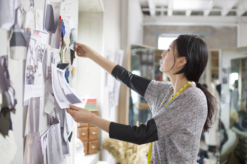 东方人,成年人,中年人,老年人,一个人,商务人士,设计师,裁缝,办公室,横图,室内,白天,侧面,商务,时尚,集体,信心,技术,纺织品,北京,中国,亚洲,仅一个女性,仅一个人,握,准备,工作,粘住,纸,墙,利益,休闲装,现代,卷尺,站着,仅一个中年女性,职业,团体,比较,握着,创意,摄影,奋斗,生活方式,技巧,灵感,胶水,愿望,组织,创造力,专心,工作室,努力,手艺,忙碌,草图,创新,东亚,新意,理想,式样,技能,技艺,想法,美术工艺,企业家,认真,老年女性,女人,女性,中年女性,亚洲人,中国人,美术设计员,设计,设计家,设计者,半身,彩图,妙技,本领,纺织工业,产品设计,bj175