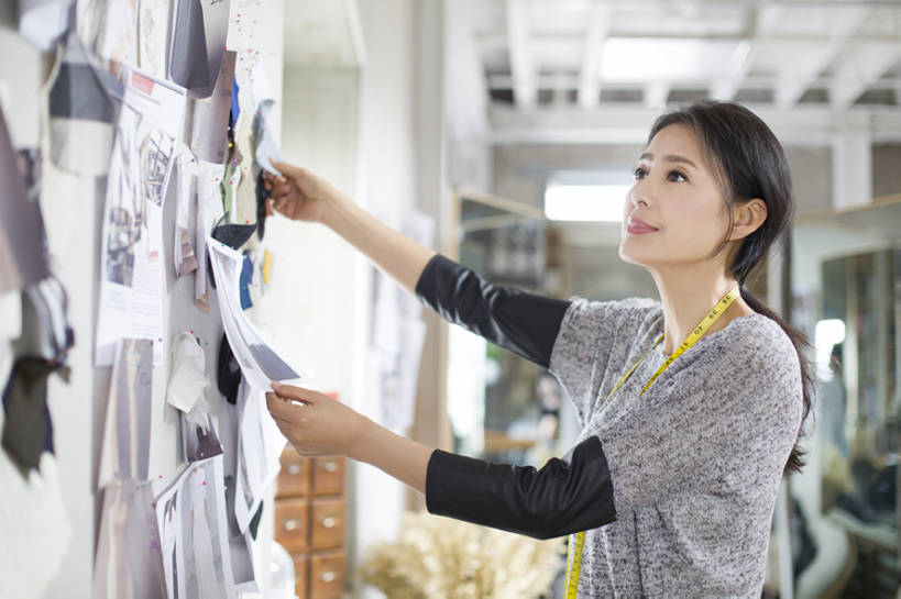 东方人,成年人,中年人,老年人,一个人,商务人士,设计师,裁缝,办公室,微笑,横图,室内,白天,侧面,商务,时尚,快乐,幸福,集体,信心,技术,纺织品,北京,中国,亚洲,仅一个女性,仅一个人,握,准备,工作,粘住,纸,墙,利益,休闲装,现代,卷尺,站着,仅一个中年女性,职业,团体,比较,握着,创意,摄影,奋斗,生活方式,技巧,灵感,胶水,愿望,组织,创造力,专心,享乐,工作室,努力,手艺,忙碌,草图,创新,东亚,新意,理想,式样,技能,技艺,想法,美术工艺,企业家,认真,老年女性,女人,女性,中年女性,亚洲人,中国人,美术设计员,设计,设计家,设计者,半身,彩图,欢乐,妙技,本领,纺织工业,产品设计,bj175