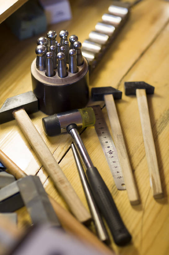 无人,办公室,竖图,室内,特写,集体,技术,桌子,金属制品,珠宝,北京,中国,亚洲,金属,锤子,工具,器材,艺术品,利益,现代,尺,工艺品,做,团体,创意,摄影,奋斗,技巧,修理,制造,愿望,组织,珠宝商,工作室,努力,手艺,工作台,创新,东亚,手工具,新意,工匠,理想,技能,技艺,美术工艺,设计,彩图,妙技,本领,产品设计,bj175