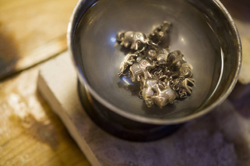 无人,办公室,横图,室内,特写,时尚,集体,技术,水,桌子,金属制品,珠宝,北京,中国,亚洲,装饰,金属,雕刻,银色,艺术品,利益,现代,装饰品,工艺品,碗,团体,创意,摄影,奋斗,技巧,愿望,组织,珠宝商,工作室,努力,手艺,工作台,创新,东亚,新意,工匠,理想,技能,技艺,美术工艺,设计,象,洗涤,彩图,妙技,本领,产品设计,bj175