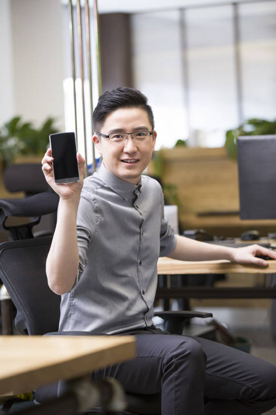 东方人,成年人,中年人,一个人,商务人士,工程师,技术人员,商务男性,办公室,笑,微笑,露齿笑,竖图,室内,白天,留白,正面,衬衫,商务,快乐,幸福,信心,显示器,互联网,技术,桌子,城市,手机,北京,中国,亚洲,仅一个男性,仅一个人,仅一个中年男性,握,套装,正装,工作,屏幕,眼镜,注视,显示屏,现代,观察,看,职业,独立,握着,摄影,介绍,生活方式,观看,触控板,察看,享乐,企业,公司,关注,出示,液晶显示器,商务装,便携式,工薪阶层,智能手机,输出设备,东亚,发展,无线电技术,技能,计算机,男人,男性,中年男性,亚洲人,中国人,白领,上班族,设计,技术员,坐着,彩图,衬衣,欢乐,办公室职员,计算机软件,程序员,bj175
