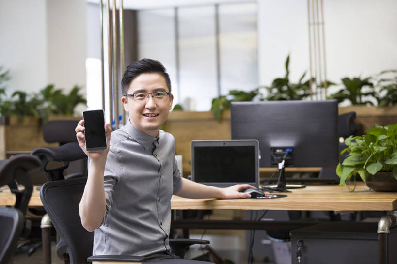 东方人,成年人,中年人,一个人,商务人士,工程师,技术人员,商务男性,办公室,笑,微笑,露齿笑,横图,室内,白天,留白,正面,衬衫,商务,快乐,幸福,信心,笔记本电脑,显示器,互联网,技术,桌子,城市,手机,北京,中国,亚洲,仅一个男性,仅一个人,仅一个中年男性,握,套装,正装,工作,屏幕,眼镜,注视,显示屏,现代,观察,看,职业,独立,握着,摄影,介绍,生活方式,观看,触控板,察看,享乐,企业,公司,关注,出示,液晶显示器,商务装,便携式,工薪阶层,智能手机,输出设备,东亚,发展,无线电技术,技能,计算机,男人,男性,中年男性,亚洲人,中国人,白领,上班族,设计,技术员,坐着,半身,彩图,衬衣,欢乐,办公室职员,计算机软件,程序员,bj175