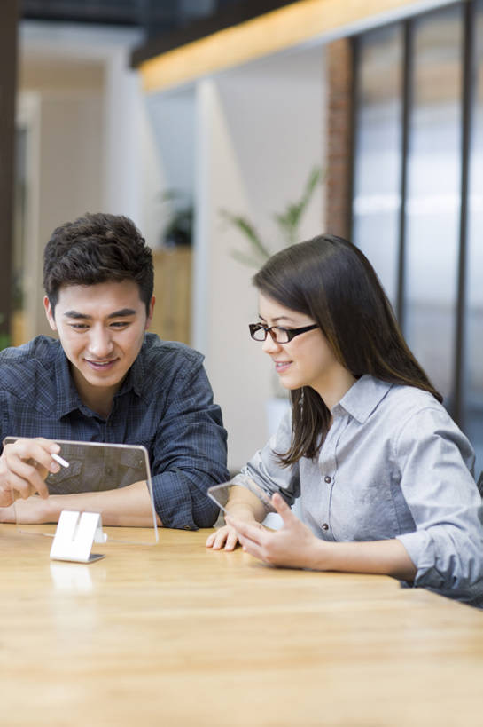 东方人,成年人,脸,头,脸颊,两个人,同事,商务人士,工程师,技术人员,商务男性,商务女性,办公室,笑,微笑,露齿笑,竖图,室内,白天,正面,衬衫,商务,讨论,快乐,幸福,智慧,成功,合作,团队,集体,信心,显示器,互联网,技术,桌子,城市,手机,玻璃,北京,中国,亚洲,连接,握,套装,透明,工作,会议,屏幕,眼镜,触摸屏,联系,显示屏,现代,队伍,肩膀,模型,看,手势,职业,亲密,握着,摄影,介绍,生活方式,触控板,创造力,领导,指着,享乐,企业,公司,成就,努力,出示,液晶显示器,商务装,便携式,合伙,领袖,工薪阶层,平板电脑,智能手机,输出设备,东亚,发展,陪同,无线电技术,技能,陪伴,认真,男人,男性,年轻男性,年轻女性,女人,女性,白种人,亚洲人,中国人,年轻人,头部,脸部,脸蛋,面部,白领,上班族,设计,技术员,触摸,沟通,说话,坐着,彩图,衬衣,欢乐,办公室职员,打手势,计算机软件,数码笔,程序员,伴随,bj175