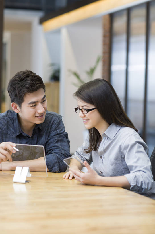 东方人,成年人,脸,头,脸颊,两个人,同事,商务人士,工程师,技术人员,商务男性,商务女性,办公室,笑,微笑,露齿笑,竖图,室内,白天,正面,衬衫,商务,讨论,快乐,幸福,智慧,成功,合作,团队,集体,信心,显示器,互联网,技术,桌子,城市,手机,玻璃,北京,中国,亚洲,连接,握,套装,透明,工作,会议,屏幕,眼镜,触摸屏,联系,显示屏,现代,队伍,肩膀,模型,看,手势,职业,亲密,握着,摄影,介绍,生活方式,触控板,创造力,领导,指着,享乐,企业,公司,成就,努力,出示,液晶显示器,商务装,便携式,合伙,领袖,工薪阶层,平板电脑,智能手机,输出设备,东亚,发展,陪同,无线电技术,技能,陪伴,认真,男人,男性,年轻男性,年轻女性,女人,女性,白种人,亚洲人,中国人,年轻人,头部,脸部,脸蛋,面部,白领,上班族,设计,技术员,触摸,沟通,说话,坐着,彩图,衬衣,欢乐,办公室职员,打手势,计算机软件,数码笔,程序员,伴随,bj175