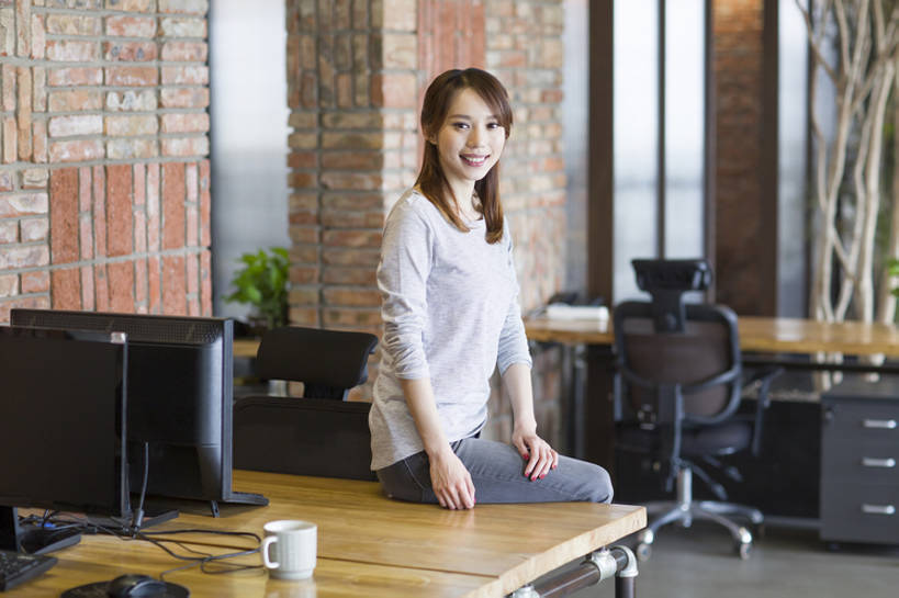 东方人,成年人,一个人,商务人士,工程师,技术人员,商务女性,办公室,笑,微笑,露齿笑,横图,室内,白天,正面,商务,时尚,快乐,幸福,信心,显示器,互联网,技术,桌子,城市,椅子,北京,中国,亚洲,仅一个年轻女性,仅一个女性,仅一个人,墙,注视,休闲装,现代,砖墙,观察,看,职业,摄影,生活方式,观看,察看,享乐,企业,公司,关注,肖像,东亚,无线电技术,技能,计算机,年轻女性,女人,女性,亚洲人,中国人,年轻人,白领,技术员,坐着,彩图,欢乐,办公室职员,程序员,bj175