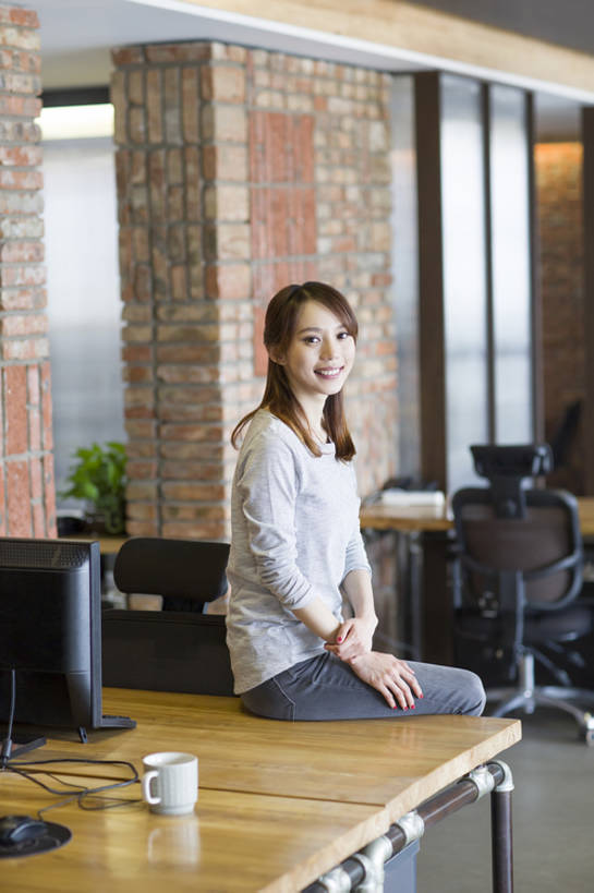 东方人,成年人,一个人,商务人士,工程师,技术人员,商务女性,办公室,笑,微笑,露齿笑,竖图,室内,白天,正面,商务,时尚,快乐,幸福,信心,显示器,互联网,技术,桌子,城市,椅子,北京,中国,亚洲,仅一个年轻女性,仅一个女性,仅一个人,墙,注视,休闲装,现代,砖墙,观察,看,职业,摄影,生活方式,观看,察看,享乐,企业,公司,关注,肖像,东亚,无线电技术,技能,计算机,年轻女性,女人,女性,亚洲人,中国人,年轻人,白领,技术员,坐着,彩图,欢乐,办公室职员,程序员,bj175