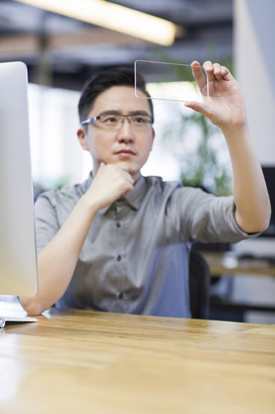 东方人,成年人,中年人,一个人,商务人士,工程师,技术人员,商务男性,办公室,举,竖图,室内,白天,正面,衬衫,商务,时尚,智慧,信心,显示器,互联网,技术,桌子,城市,手机,玻璃,北京,中国,亚洲,仅一个男性,仅一个人,仅一个中年男性,撑,握,套装,透明,工作,屏幕,眼镜,触摸屏,托腮,显示屏,现代,模型,看,托,职业,握着,摄影,生活方式,触控板,创造力,专心,企业,公司,托下巴,努力,液晶显示器,商务装,便携式,工薪阶层,智能手机,输出设备,东亚,发展,无线电技术,技能,认真,计算机,男人,男性,中年男性,亚洲人,中国人,白领,上班族,设计,技术员,举起,举手,举着,向上举,向上伸,向上托,坐着,半身,彩图,衬衣,办公室职员,计算机软件,程序员,bj175