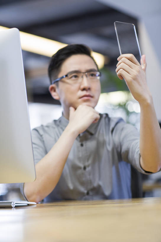 东方人,成年人,中年人,一个人,商务人士,工程师,技术人员,商务男性,办公室,举,竖图,室内,白天,正面,衬衫,商务,时尚,智慧,信心,显示器,互联网,技术,桌子,城市,手机,玻璃,北京,中国,亚洲,仅一个男性,仅一个人,仅一个中年男性,撑,握,套装,透明,工作,屏幕,眼镜,触摸屏,托腮,显示屏,现代,模型,看,托,职业,握着,摄影,生活方式,触控板,创造力,专心,企业,公司,托下巴,努力,液晶显示器,商务装,便携式,工薪阶层,智能手机,输出设备,东亚,发展,无线电技术,技能,认真,计算机,男人,男性,中年男性,亚洲人,中国人,白领,上班族,设计,技术员,举起,举手,举着,向上举,向上伸,向上托,坐着,半身,彩图,衬衣,办公室职员,计算机软件,程序员,bj175